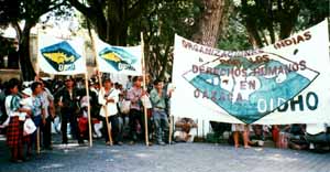 Frauen und Männer von OIDHO bei einer Demonstration vor dem Gouverneurspalast in Oaxaca-Stadt