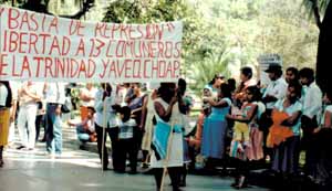 Die Frauen und Männer aus Trinidad Yaveo, Choapam fordern die Freilassung von 13 Gemeindemitgliedern Im Jahr 1990 zu Unrecht zu je 25 Jahren Haft verurteilt, wurden die 13 Gefangenen aus Trinidad Yaveo bis Mitte 1993 durch die Bemühungen einer Gruppe von